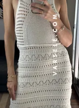 Vestido corto tejido al crochet color crudo, con breteles finos y calado en todo el cuerpo.