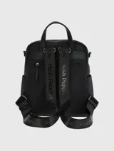 Mochila negra de poliéster con el logo de Hush Puppies estampado en el frente. Tiene un compartimento principal con cierre, un bolsillo frontal con cierre, dos bolsillos laterales abiertos y correas ajustables para los hombros.