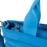 Cartera tipo tote bag color azul, con doble asa de mano y correa bandolera regulable. Tiene cierre superior, bolsillo interno con cierre y dos bolsillos abiertos, y dos bolsillos externos abiertos y uno con cierre.