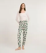 Conjunto de pijama femenino compuesto por una blusa de manga larga color rosa pálido con escote redondo y tres botones decorativos, y un pantalón largo con estampado de corazones grandes verdes y rosados sobre fondo blanco.