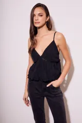 Blusa negra de algodón con breteles finos, escote en V con detalles de encaje y volados en el ruedo.