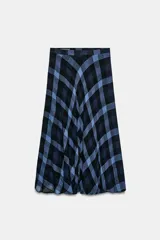 Falda midi de tiro alto con vuelo, confeccionada en tejido con estampado de cuadros tartán en tonos azul oscuro y azul claro.