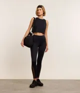 Musculosa deportiva celeste de microfibra texturizada, corte box, cuello redondo y espalda descubierta.