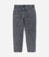 Pantalón de jean masculino, modelo slim cropped, con bolsillos delanteros y traseros.