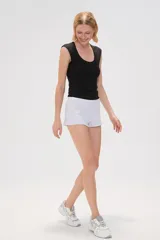 Short de algodón calado con estampado a rayas horizontales en tonos azul y blanco, corte ajustado.