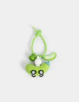 Llavero con forma de auto verde con un conejo blanco como conductor, una campana verde y un cartel con la palabra 'NICE!' en verde y amarillo. Tiene un precinto regulable verde.