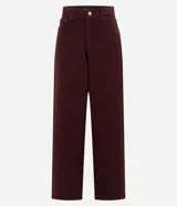 Pantalón baggy de sarga color bordó, con cintura tradicional, cierre de botón y cremallera, bolsillos curvos y corte recto y holgado.