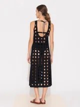 Vestido largo hasta tobillos con tejido calado en tonos beige y marrón, abierto en el frente y con cintas regulables en la espalda.
