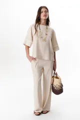 Pantalón de lino color azul con bolsillos laterales y traseros.