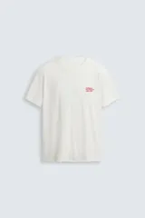 Camiseta blanca de corte recto, cuello redondo y manga corta. Estampado pequeño en el frente y estampado grande en la espalda con texto en color rojo.