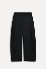 Pantalón negro de tiro bajo confeccionado en lana 100%, con bolsillos laterales ocultos y bolsillos de vivo en la espalda. Tiene pierna ancha y cierre frontal con cremallera, botón interior y ganchos metálicos.
