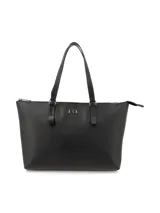 Cartera shopper de PU color marrón claro, con formato rígido, doble asa de hombro y cierre superior con cremallera. Incluye logo metálico de la marca y bolsillo interno.