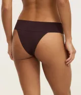 Kit de dos bombachas tipo bikini, una color negro y otra beige, confeccionadas en microfibra con elastano. Presentan un canesú ancho y liso sin elástico visible en la cintura.