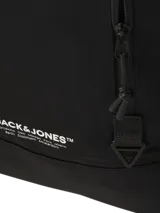 Mochila negra de poliéster con doble correa ajustable, cierre con cremallera y bolsillo interno con cierre y compartimento especial para laptop.