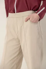Pantalón de pana verde militar, de corte recto y tiro alto, con bolsillos laterales y traseros, y elástico en la cintura trasera.