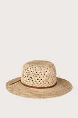 Sombrero de paja color beige con ala ancha y copa calada con diseño crochet. Incluye cinta de cuero marrón alrededor de la base de la copa.