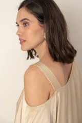 Blusa italiana gris de viscosa, lisa, con corte irregular y un hombro descubierto. De calce holgado.