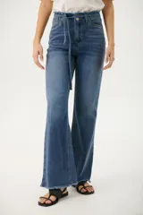 Pantalón de jean acampanado de tiro alto, color azul, con cintura desflecada y lazo ajustable.