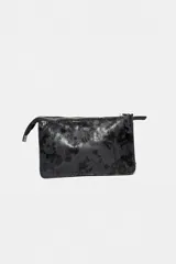 Cartera tipo sobre color negro con tachas plateadas y correa de cadena metálica.