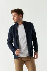 Campera tejida negra para hombre, con cuello alto y cierre frontal.