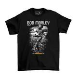 Remera negra de algodón con estampado de Bob Marley jugando al fútbol y las fechas 1945-1981. Diseño de la marca Emexem.