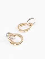 Par de aros colgantes con gancho plateado y dije dorado con forma irregular.