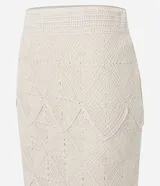 Pollera midi de punto color crema con diseño calado tipo ganchillo, corte recto y cintura elástica.