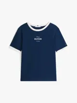 Remera azul marino de algodón con cuello redondo y mangas cortas con ribetes blancos. Logo de Tommy Hilfiger bordado en el pecho.