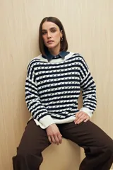 Sweater tejido de algodón color crudo con rayas horizontales azul marino y diseño calado.