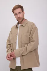 Sobrecamisa color beige de manga larga con cierre de botones, cuello camisero y bolsillos de parche en el pecho.