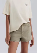 Short color marrón de sarga con bolsillos delanteros y traseros, tiro alto y ruedo desflecado.