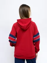 Campera de felpa con cierre frontal y capucha, color rojo, con detalles en azul marino y blanco en las mangas. Presenta el escudo del Club Nacional de Football en el pecho izquierdo y el logo de Umbro en el pecho derecho.