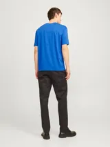 Camiseta azul de manga corta y cuello redondo con logo de Jack & Jones estampado en el pecho.