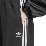 Pantalón Adidas de mujer, modelo Loose French Terry Wide Leg, color negro con tres rayas blancas a los costados.