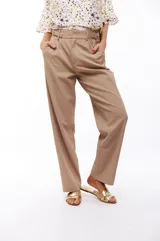 Pantalón de vestir negro de corte recto, con bolsillos laterales y presillas con hebillas decorativas en la cintura.