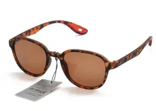 Lentes de sol con montura redonda con estampado carey y lentes marrones.