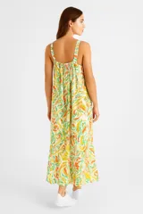 Vestido largo de rayon con estampado paisley multicolor, corte ancho, breteles finos y escote profundo.