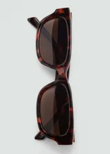 Lentes de sol rectangulares color carey con lentes marrones.