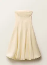 Vestido midi color crema, de lino, con escote strapless y falda con bajo abullonado.