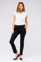 Pantalón de gabardina color gris topo, de corte recto y tiro medio.