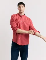 Camisa de lino color beige, de cuello mao y manga larga.