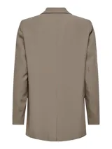 Blazer largo color marrón topo, de corte holgado y tejido sastrero con trama twill. Tiene cuello con solapa y bolsillos delanteros funcionales.
