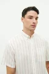 Camisa de manga corta confeccionada en lino y algodón, con fit regular y logo bordado.