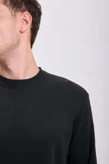 Buzo negro de punto básico con cuello redondo y mangas largas.
