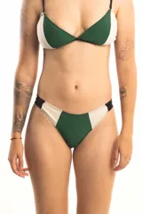 Bombacha de bikini vedetina forrada, combinada en tres colores: verde, blanco y negro.