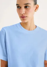 Remera color beige de corte clásico, con cuello redondo y mangas cortas.