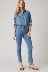 Pantalón de jean celeste de tiro alto y corte recto.