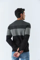 Sweater de punto a rayas horizontales en colores mostaza, blanco y azul marino, con cuello redondo y puños ajustados.