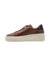 Sneaker Adelaida de cuero graneado color verde oliva, con cordones de algodón y suela elevada color crema.