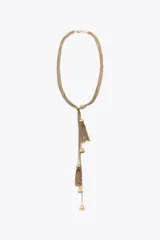Collar dorado de múltiples cadenas finas con colgantes de flecos y charms en forma de campana. Cierre con mosquetón.